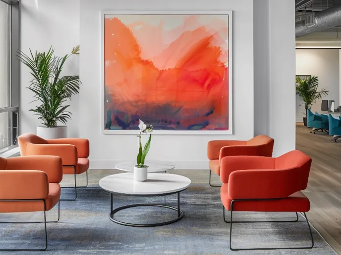 table et chaises avec un tableau d'art en fond accroché au mur